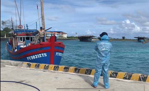 Bộ đội trên đảo Sinh Tồn giúp ngư dân Phú Yên khắc phục sự cố máy phát điện